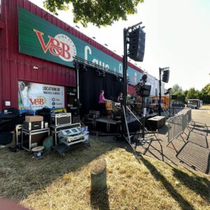 Installation pour la fête de la musique au VandB de Coignières, avec matériel de sono et éclairage.