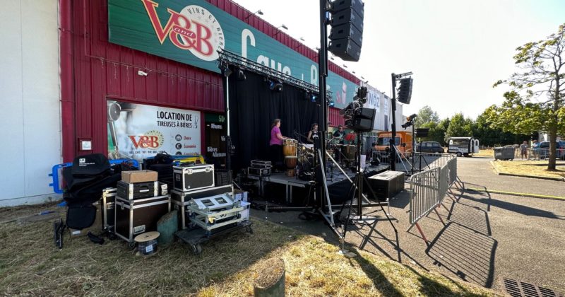 Installation pour la fête de la musique au VandB de Coignières, avec matériel de sono et éclairage.