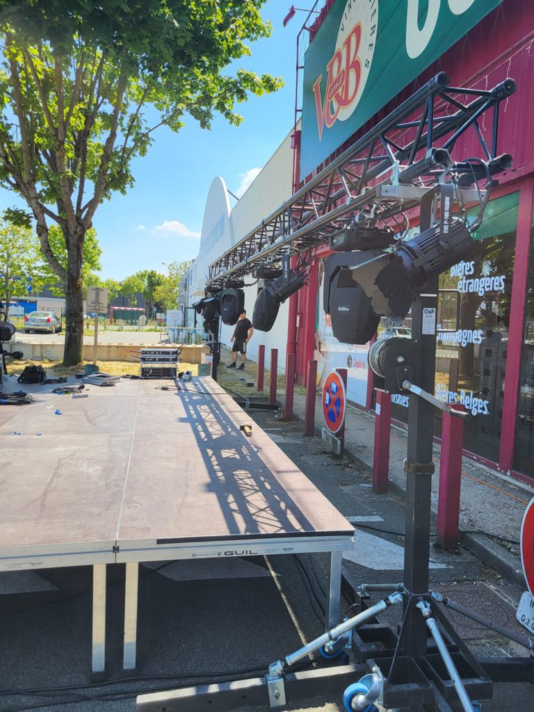 Installation de scène et éclairage pour la fête de la musique au VandB de Coignières, le 25 juin 2023.