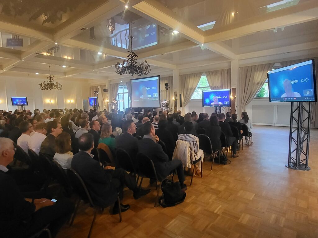 Événement Valéo à la salle Saint Exupéry de Coignières, le 28 septembre 2023, avec une audience engagée et des présentations sur grand écran.