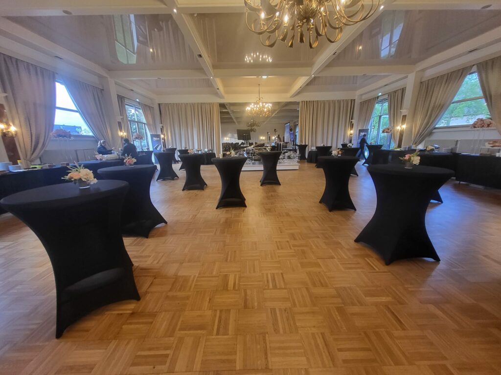 Événement pour Valéo à la salle Saint Exupéry de Coignières, avec tables décorées et ambiance élégante.