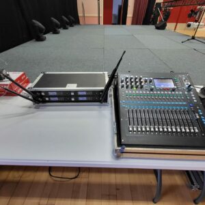 Mélangeur et équipements de sonorisation en préparation pour un spectacle à Chevreuse, 21 septembre 2023.