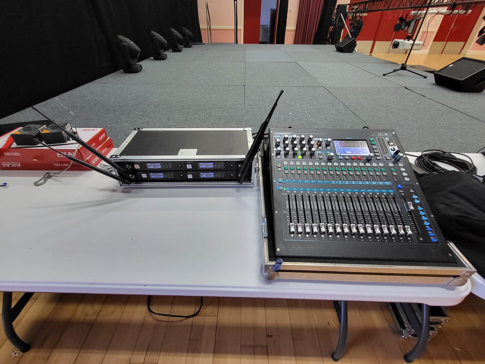 Mélangeur et équipements de sonorisation en préparation pour un spectacle à Chevreuse, 21 septembre 2023.