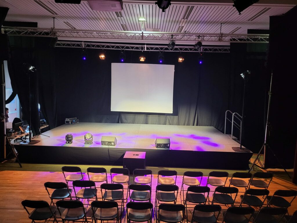 Scène vide du Théâtre Michel Audiard à Chevreuse, éclairage préparé pour un événement organisé par Symbiose Organisation.