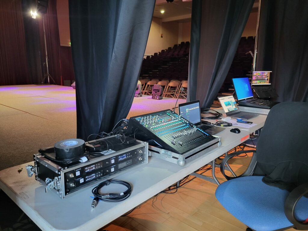 Poste de contrôle audio au Théâtre Michel Audiard, équipé pour l'événement dirigé par Paul Dureau.