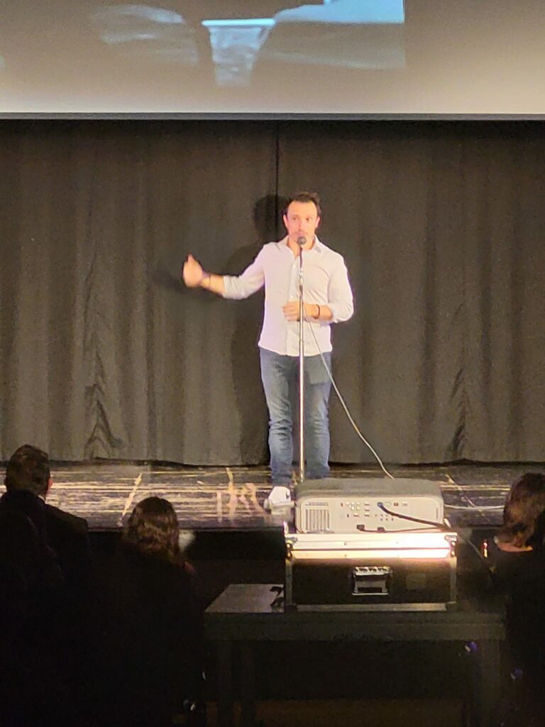 Yannick Bourdel sur scène à Jouars-Pontchartrain, animé par la thématique de la 7e compagnie, le 16 septembre 2023.