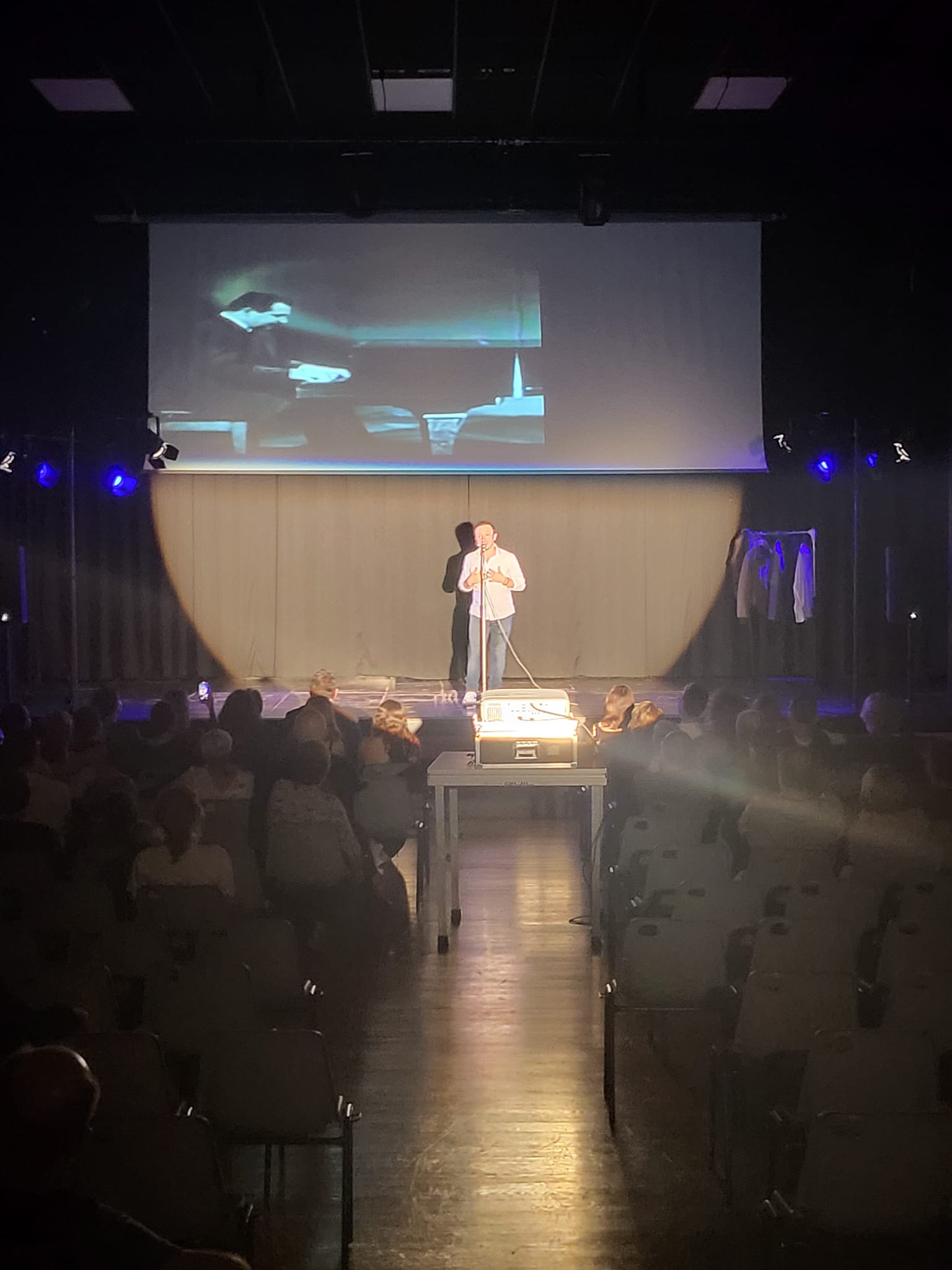 Spectacle de Yannick BOURDEL sur la 7e compagnie, Jouars-Pontchartrain, 16 septembre 2023, avec sonorisation et éclairage.