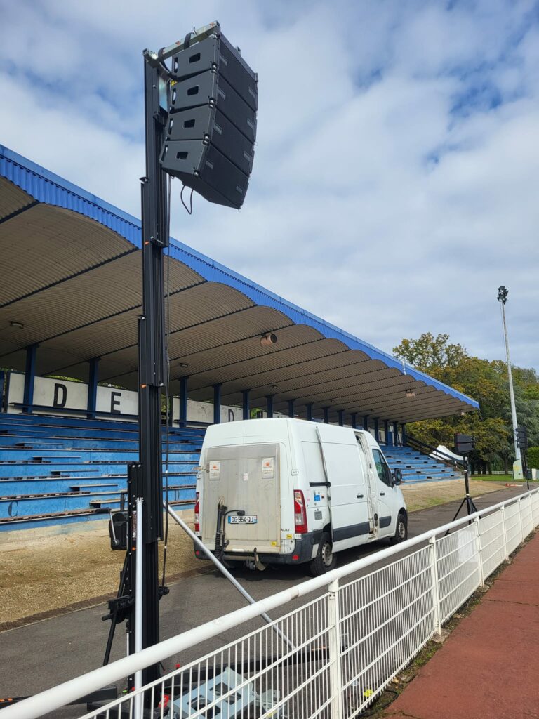 Matériel de sonorisation installé pour l'événement "Sport en fête" à la Celle Saint-Cloud, le 23 septembre 2023.