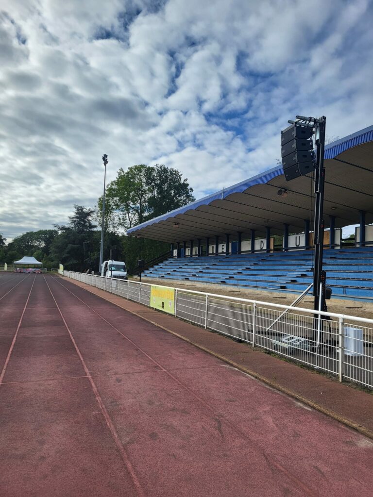 Vue du stade à la Celle Saint-Cloud lors de l'événement "Sport en fête" le 23 septembre 2023. Éclairage et sono en place.