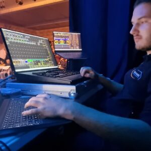 Technicien manipulant des équipements de son et éclairage lors de l'événement au Théâtre Michel Audiard, le 22 septembre 2023.
