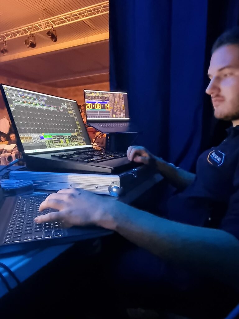 Technicien manipulant des équipements de son et éclairage lors de l'événement au Théâtre Michel Audiard, le 22 septembre 2023.