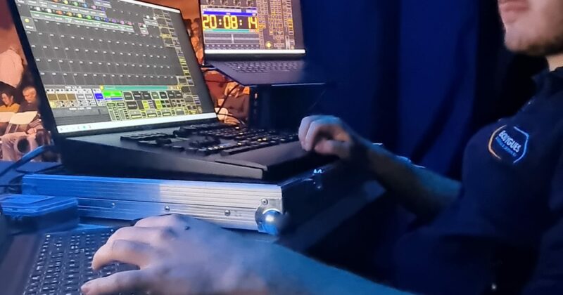 Technicien manipulant des équipements de son et éclairage lors de l'événement au Théâtre Michel Audiard, le 22 septembre 2023.