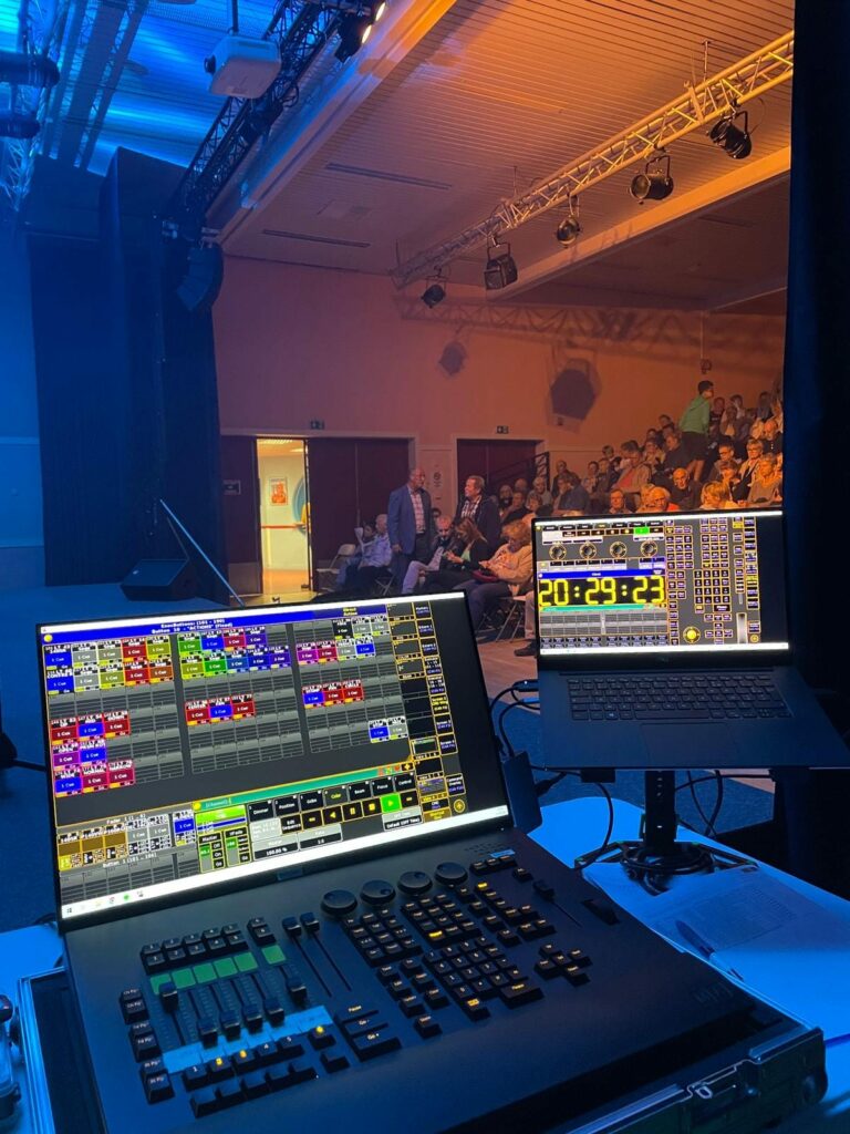 Poste de contrôle de son et lumière pendant l'événement au Théâtre Michel Audiard, le 22 septembre 2023.