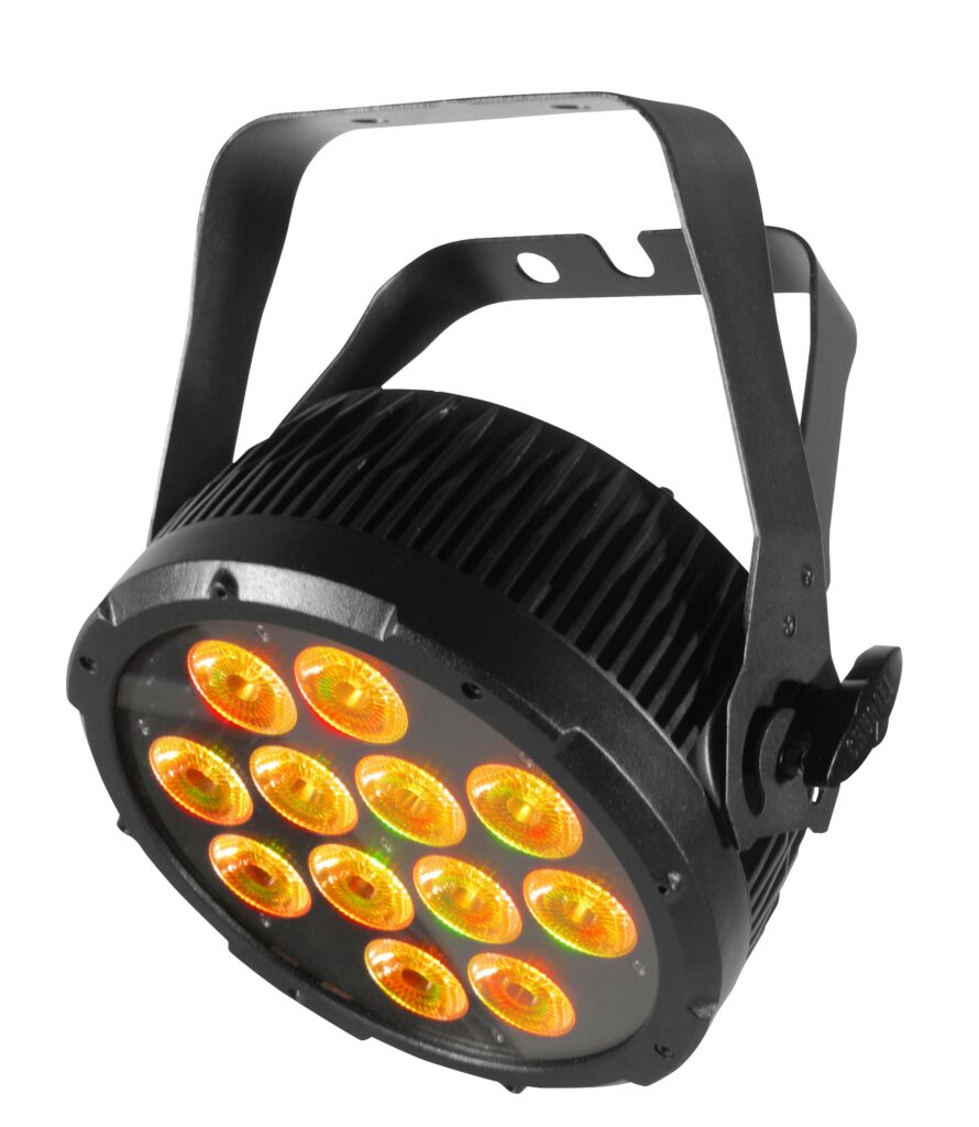 Projecteur Chauvet Pro avec 12 LED orange, utilisé pour l'éclairage d'événements. Nouvelle arrivée chez Symbiose Organisation.