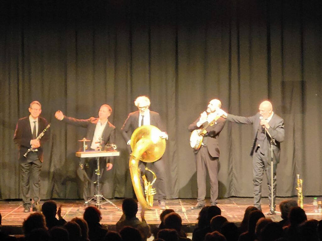 Spectacle musical avec cinq musiciens en costume, jouant sur scène à Jouars-Pontchartrain, le 8 et 9 décembre.