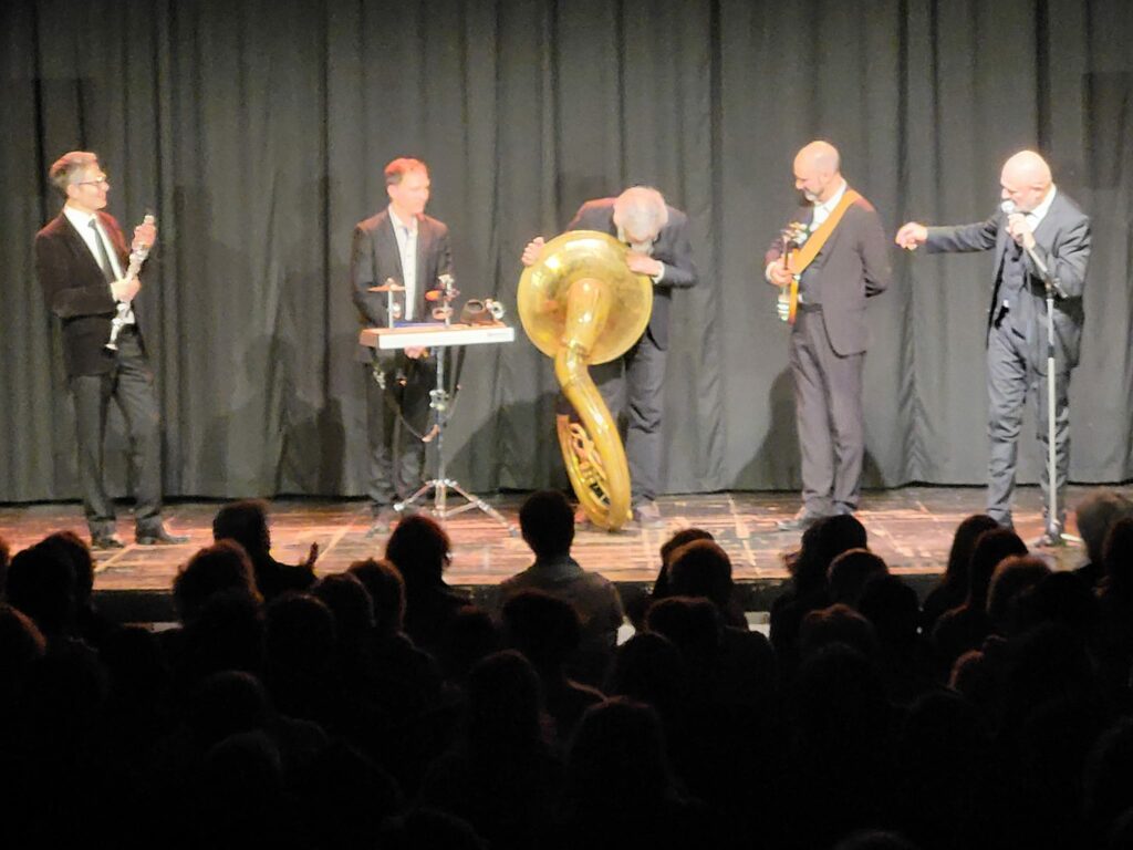 Prestations musicales des 8 et 9 décembre à Jouars-Pontchartrain, avec des musiciens sur scène devant un public.
