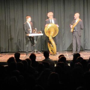 Concert de musique avec plusieurs artistes sur scène à Jouars-Pontchartrain, le 8-9 décembre, organisée par Symbiose Organisation.