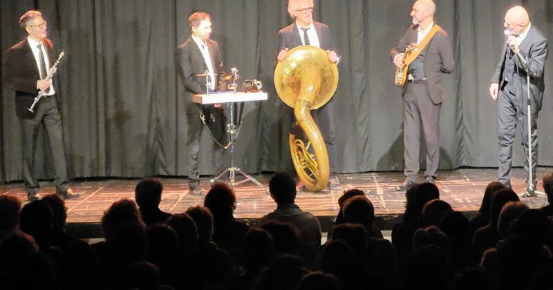 Concert de musique avec plusieurs artistes sur scène à Jouars-Pontchartrain, le 8-9 décembre, organisée par Symbiose Organisation.