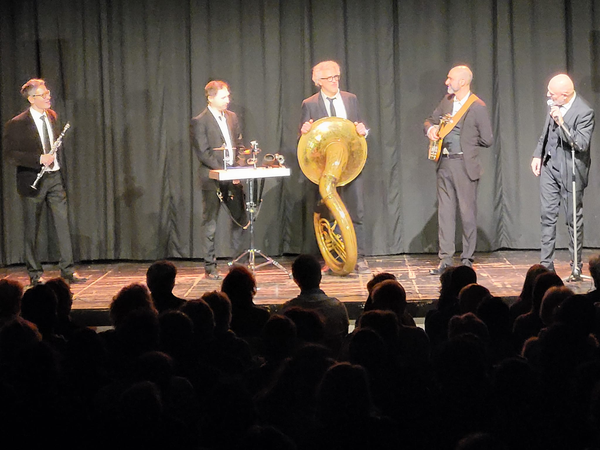 Concert de musique avec plusieurs artistes sur scène à Jouars-Pontchartrain, le 8-9 décembre, organisée par Symbiose Organisation.