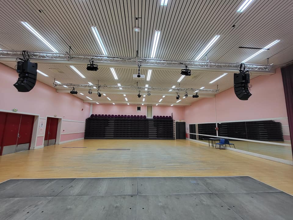 Salle de spectacle au Théâtre Michel Audiard à Chevreuse, avec installation de son et éclairage.