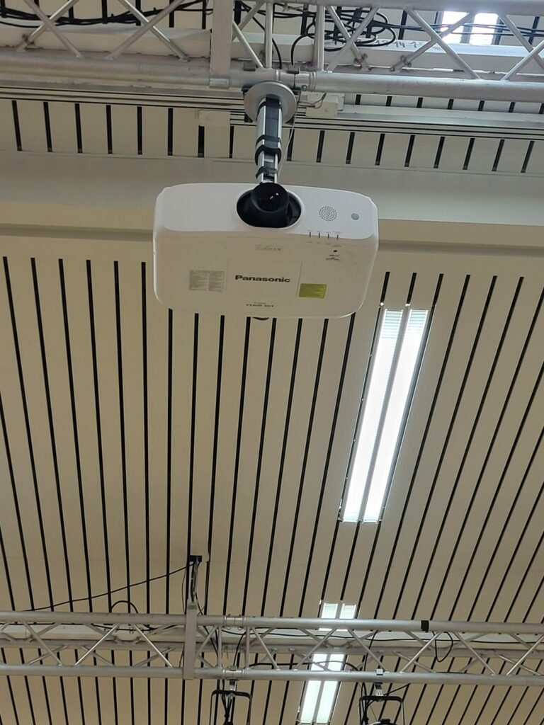 Projecteur Panasonic installé au plafond du Théâtre Michel Audiard à Chevreuse, par l'entreprise Symbiose Organisation.
