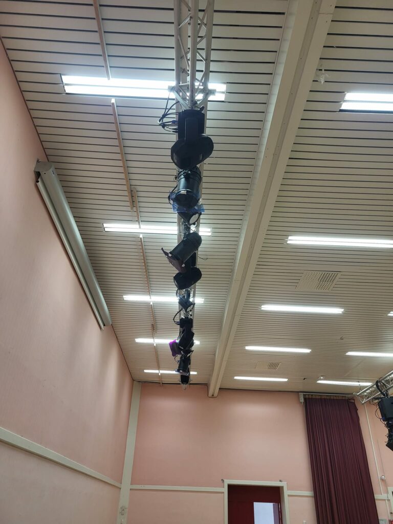 Installation d'éclairage fixe au Théâtre Michel Audiard à Chevreuse, réalisée par Symbiose Organisation.