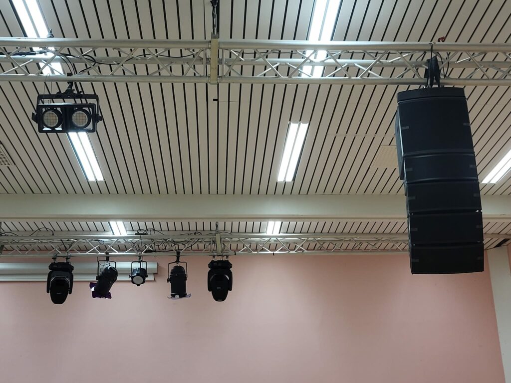 Installation de matériel de son et éclairage au Théâtre Michel Audiard à Chevreuse.