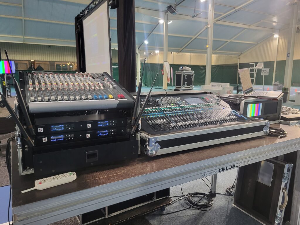 Console de mixage audio sur une table lors de l'événement du 1er décembre 2023 à Feucherolles.