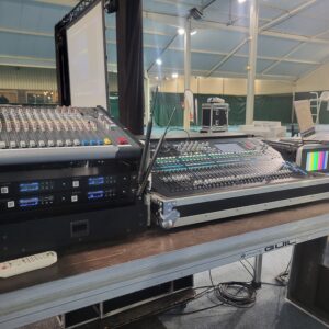 Console de mixage audio sur une table lors de l'événement du 1er décembre 2023 à Feucherolles.
