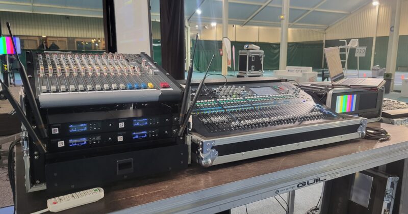 Console de mixage audio sur une table lors de l'événement du 1er décembre 2023 à Feucherolles.