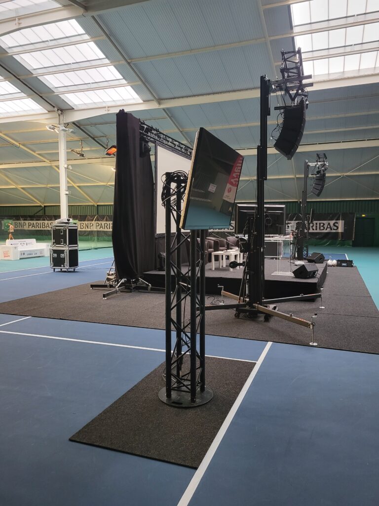 Installation de matériel audio et éclairage pour l'événement du 1er décembre 2023 à Feucherolles.
