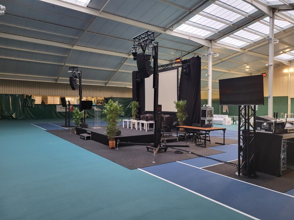 Installation de sono et éclairage pour l'événement du comité départemental de tennis à Feucherolles, le 1er décembre 2023.