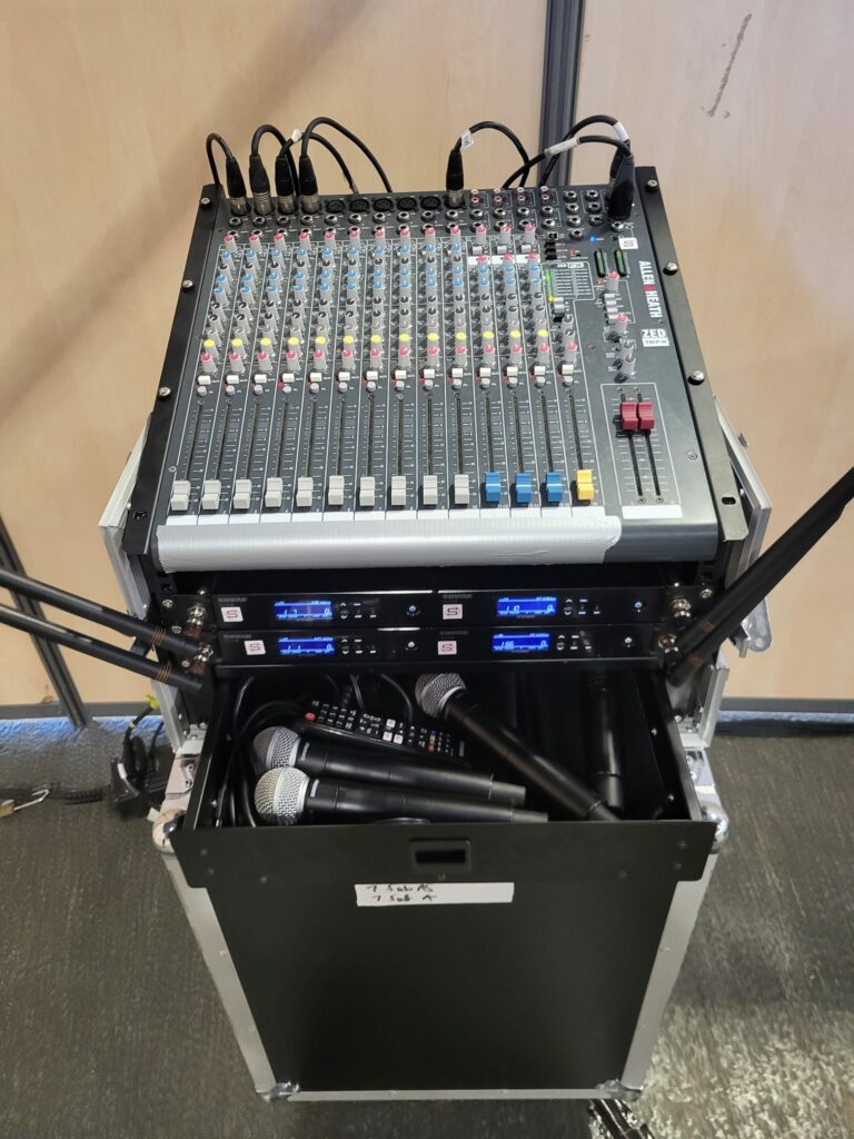 Table de mixage avec microphones sans fil, utilisée pour des conférences à Studyrama Paris Center Event.