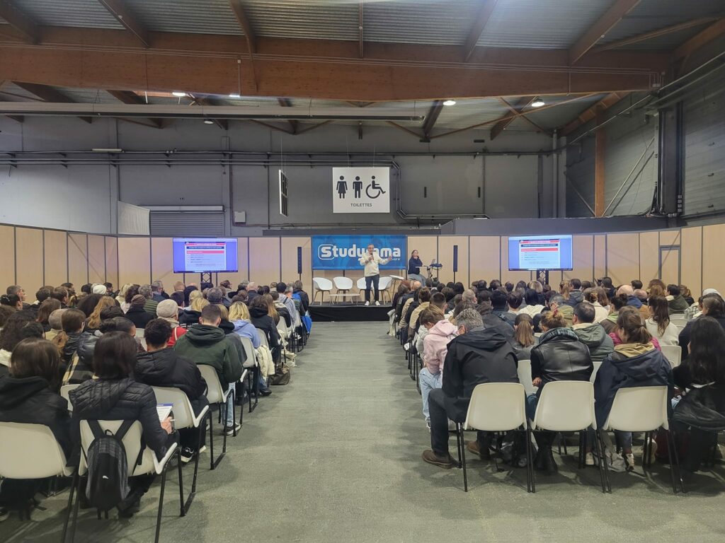 Événement Studyrama à Paris, avec une foule attentive devant des intervenants sur scène.