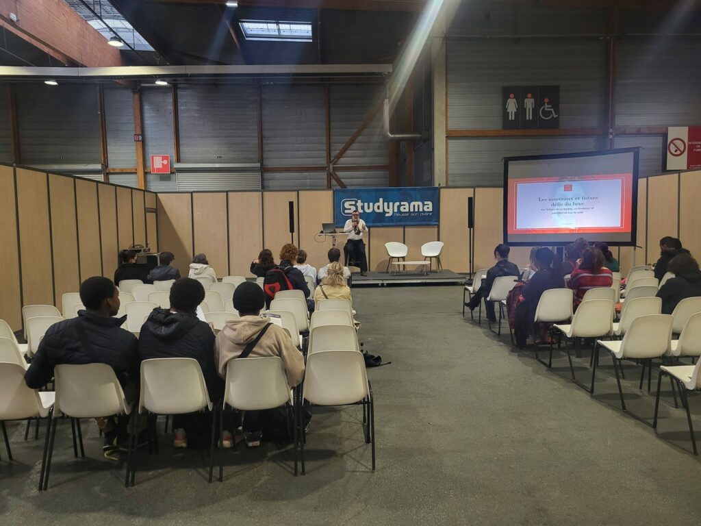 Événement Studyrama au Paris Center, avec une présentation sur les défis futurs de la lignée, devant un public attentif.