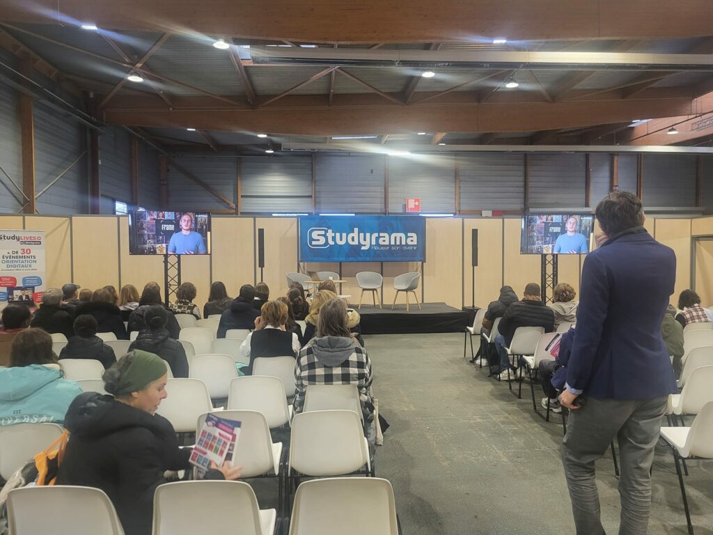 Événement Studyrama à Paris Center, avec des participants attentifs face à un intervenant sur écran.