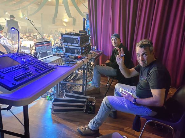 Techniciens au travail avec du matériel de son pour le concert de Max Fahren lors de la fête de la bière à Montpellier, 9 mars 2024.