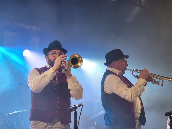 Concert du groupe Max Fahren à Montpellier, le 9 mars 2024, pendant la fête de la bière. Musiciens en tenue traditionnelle.