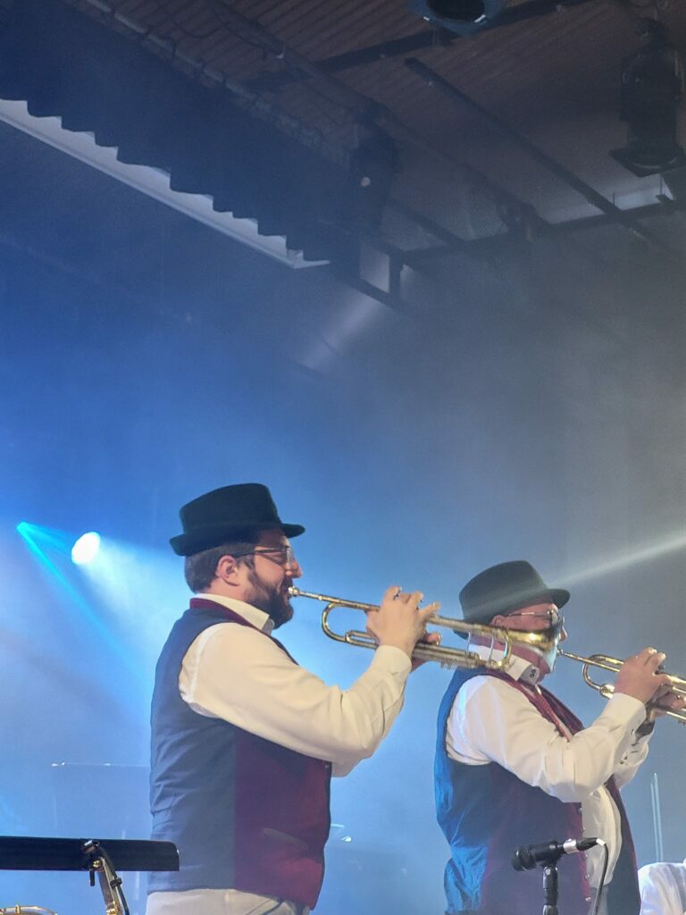 Musiciens de Max Fahren en concert à Montpellier, lors de la fête de la bière, le 9 mars 2024. Éclairage et ambiance festive.