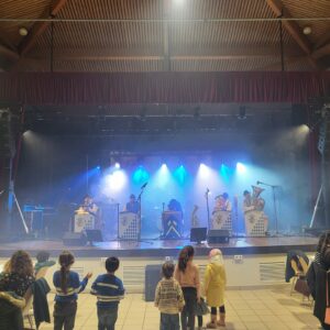 Concert du groupe Max Fahren à Montpellier pour la fête de la bière, 9 mars 2024, avec un public enthousiaste.