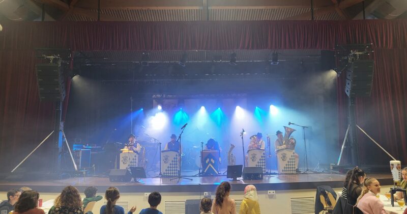 Concert du groupe Max Fahren à Montpellier pour la fête de la bière, 9 mars 2024, avec un public enthousiaste.