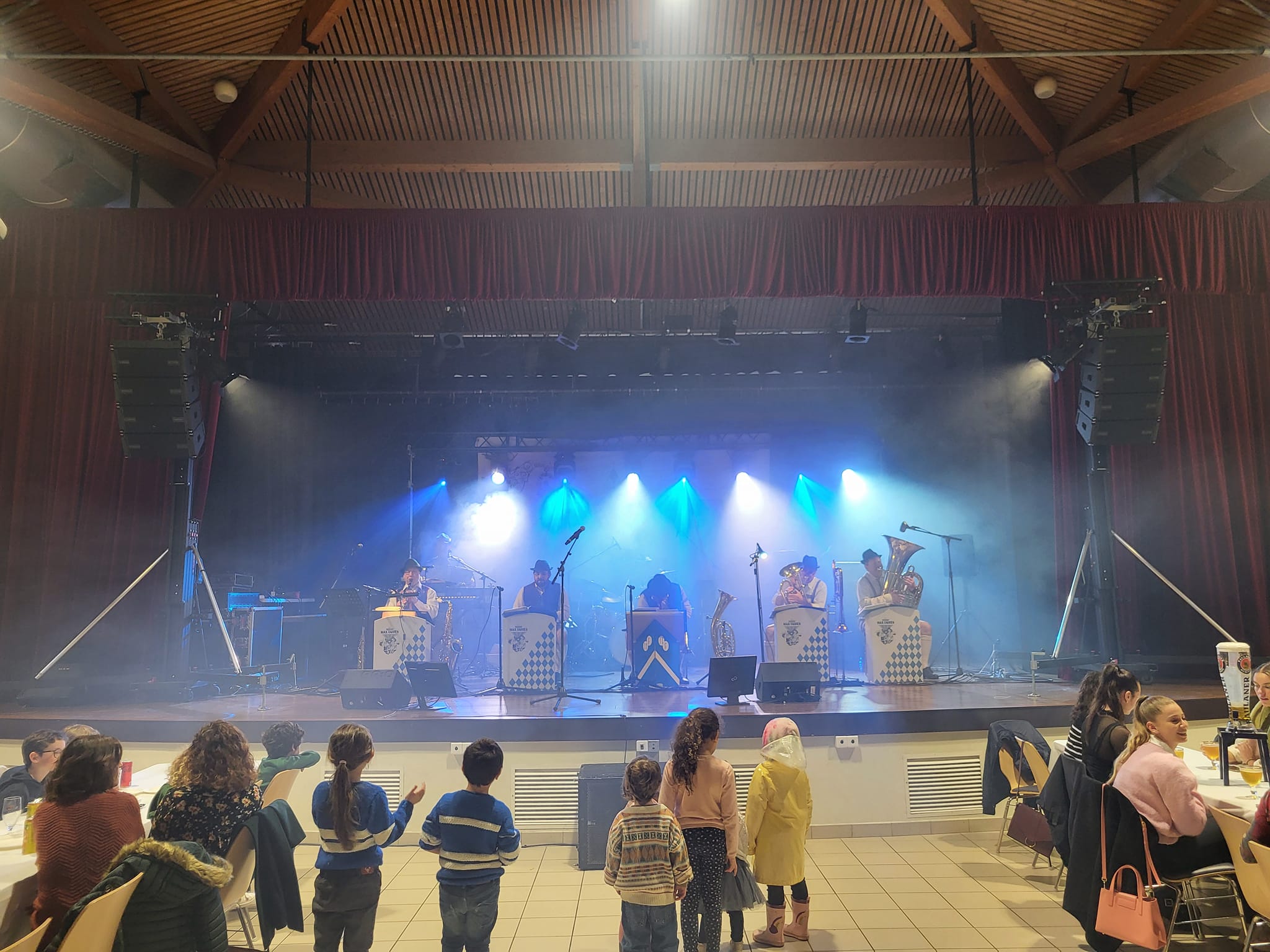 Concert du groupe Max Fahren à Montpellier pour la fête de la bière, 9 mars 2024, avec un public enthousiaste.