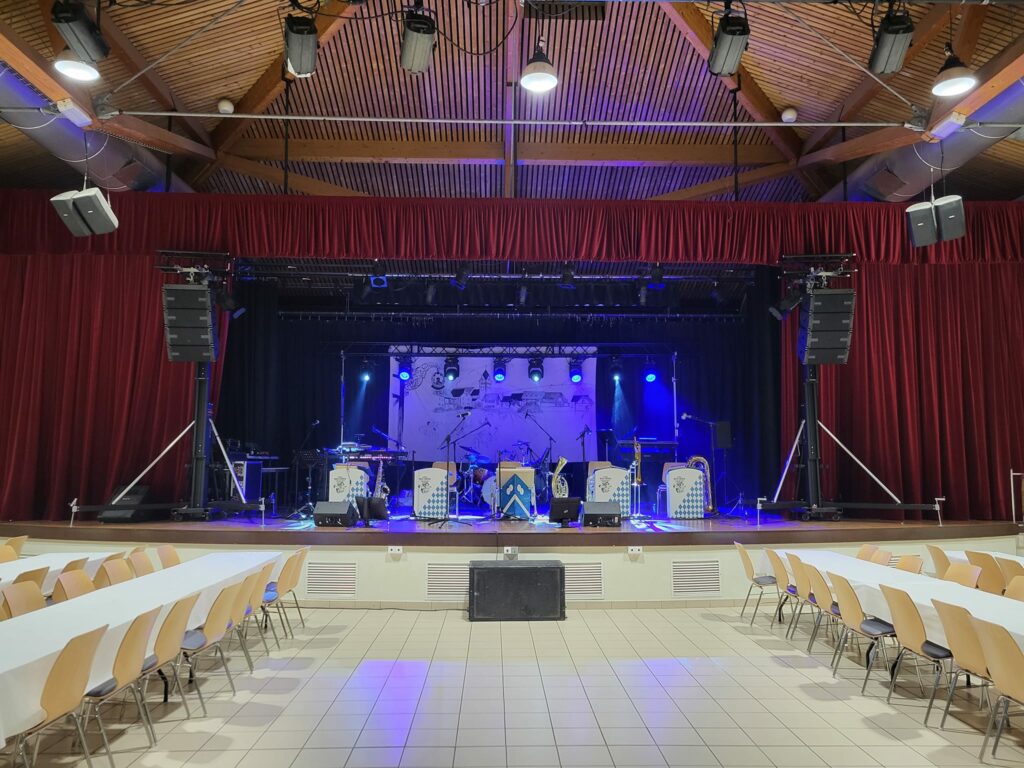 Scène préparée pour le concert de Max Fahren à Montpellier lors de la fête de la bière, le 9 mars 2024.