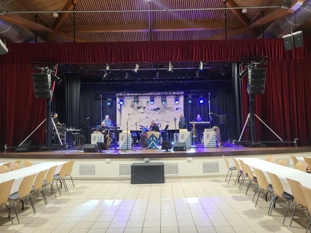 Scène préparée pour le concert du groupe Max Fahren à la fête de la bière à Montpellier, le 9 mars 2024.