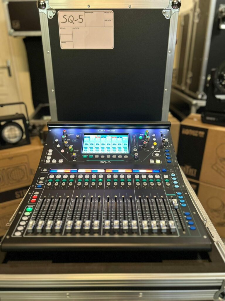 Console numérique SQ5 d'Allen & Heath, 48 entrées et 12 sorties, présentée avec un éclairage ambiant.