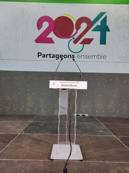 Pupitre de conférence avec un panneau « 2024 Partageons ensemble » pour les vœux du maire de Fontenay le Fleury.