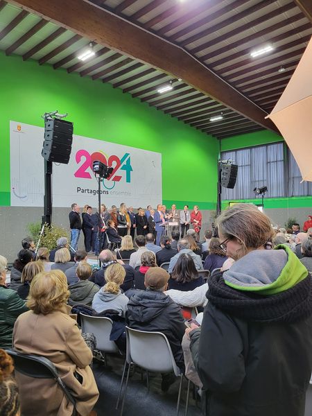 Vœux du maire de Fontenay le Fleury, avec micros et éclairage au gymnase, le 4 mai 2024.