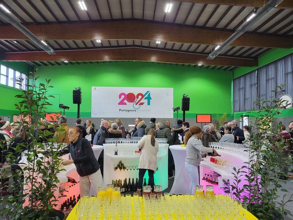 Vœux du maire de Fontenay le Fleury 2024, avec stands de boissons et décor coloré dans le gymnase.