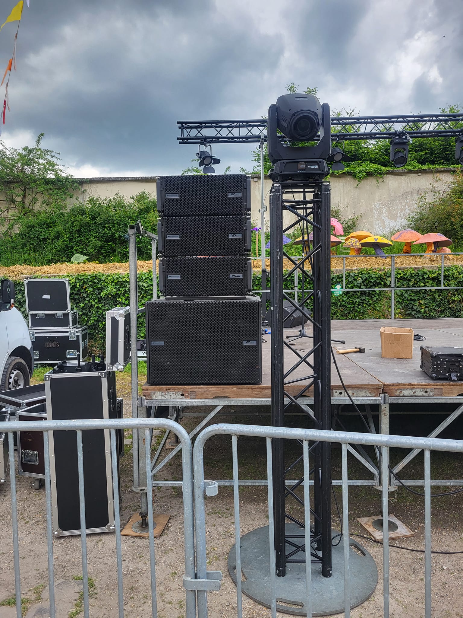 Installation de sonorisation et éclairage pour la fête de l'arrosoir au Potager du Roi, prévue le 18 mai 2024.