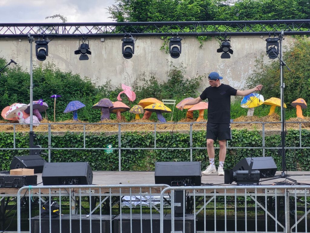 Installation en cours pour la fête de l'arrosoir au Potager du Roi, avec éclairage et décorations colorées.